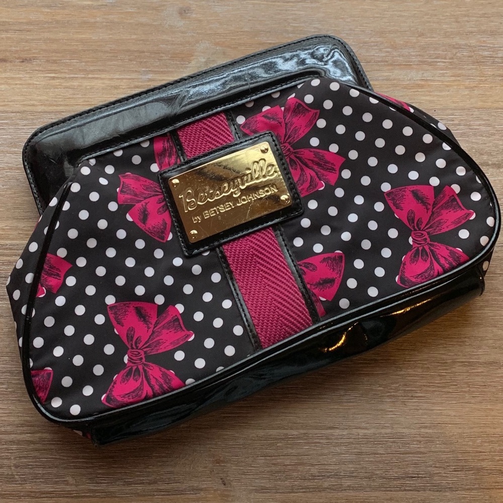 🎀 Large Betsey Johnson Clutch